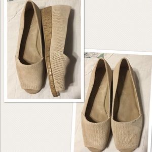 Beige wedge shoes aerosol